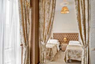Гостиница  Наири Волгоград Люкс с 2 отдельными кроватями и гидромассажной ванной-1